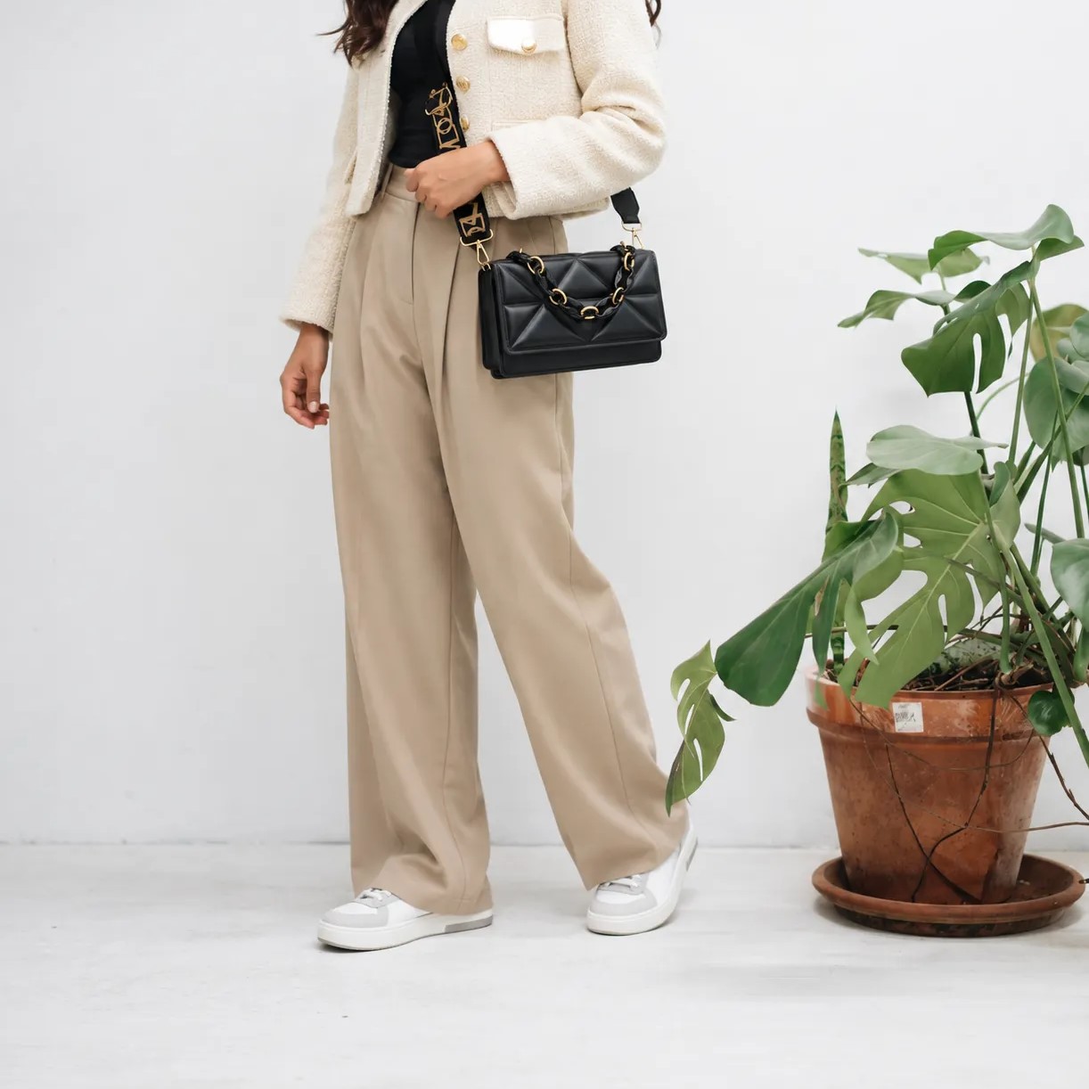Editorial Chic Outfit With Quilted Handbag 1